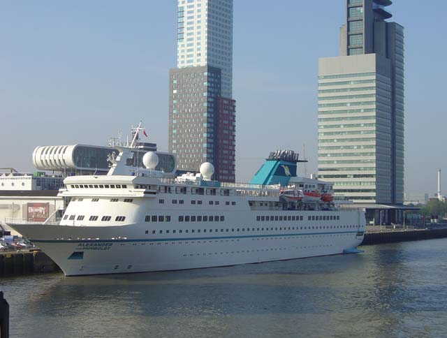 Cruiseschip ms Alexander von Humboldt II van Phoenix aan de Cruise Terminal Rotterdam